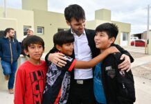 Tras finalizar una obra suspendida por la gestión anterior, Provincia entregó la llave de su primera casa a diez familias de Dolavon