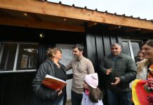 Torres entregó las primeras viviendas a familias que perdieron todo en los incendios de la Comarca Andina