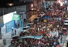 Docentes realizaron una marcha con antorchas en reclamo de mejoras salariales