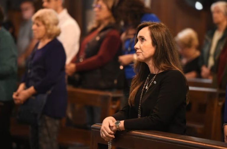Villarruel se bajó del homenaje a Francisco para no sacarse una foto con Adorni