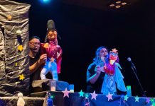 A sala llena el Municipio de Sarmiento celebró el mes de las infancias con una función de Títeres